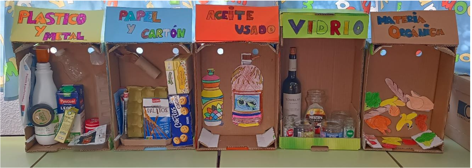 Contenedores de reciclado fabricado por el alumnado
